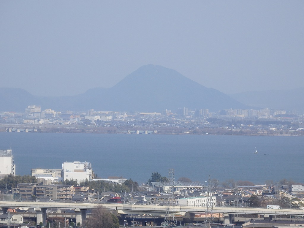 山の辺の道から琵琶湖・近江富士を望む