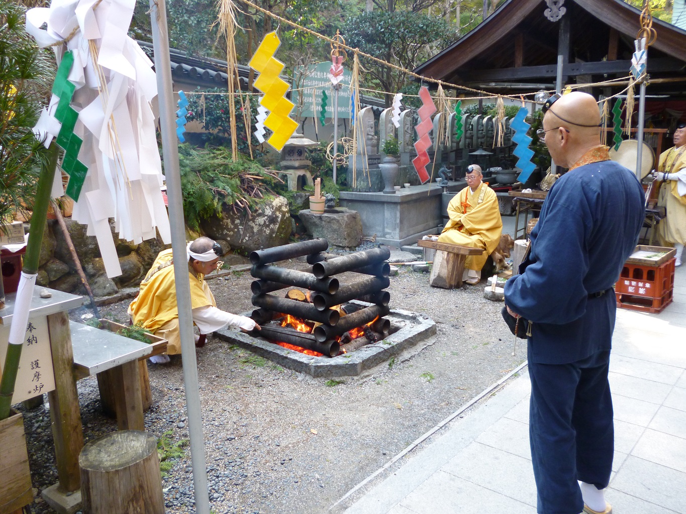 46. 護摩焚きの準備（千手院にて）