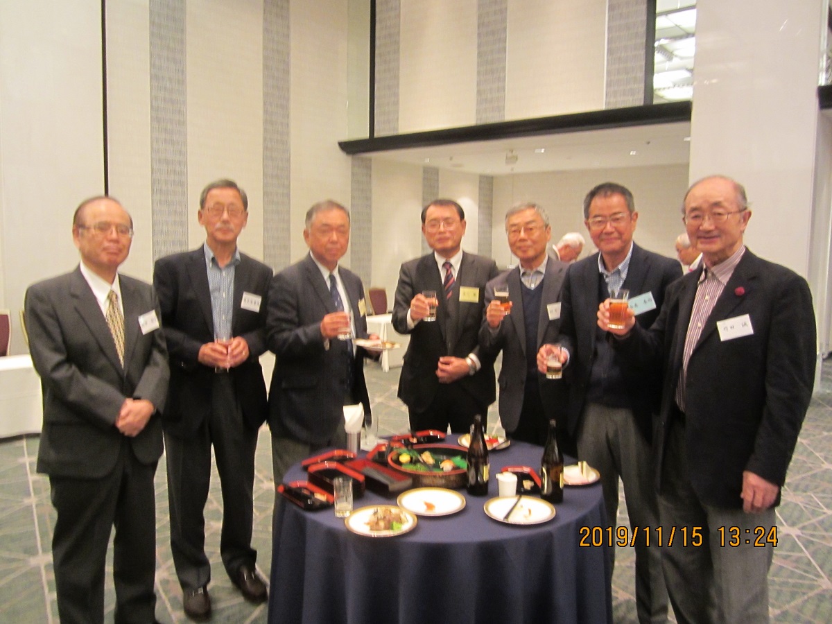 総会後の懇親会（筆者；中央）