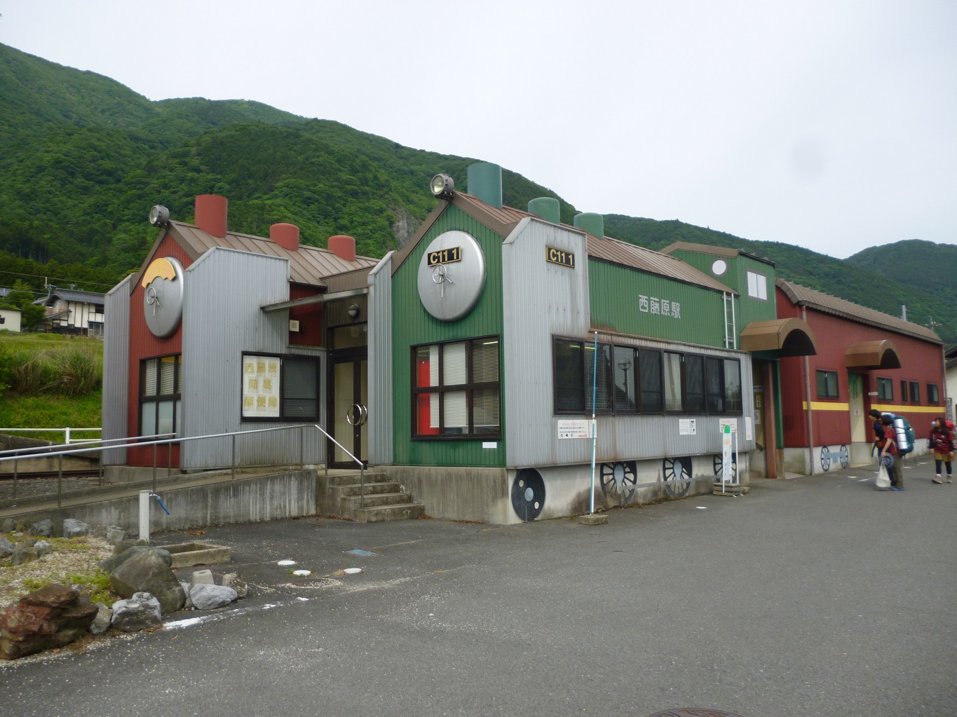 5. 機関車をイメージした終点西藤原駅