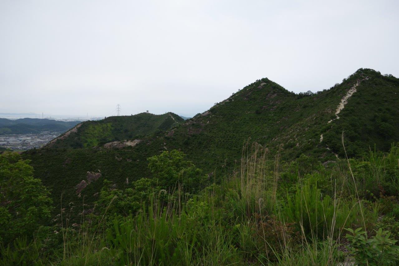 20. 来た道を振り返る、左から百閒岩、鷹ノ巣山、東峰