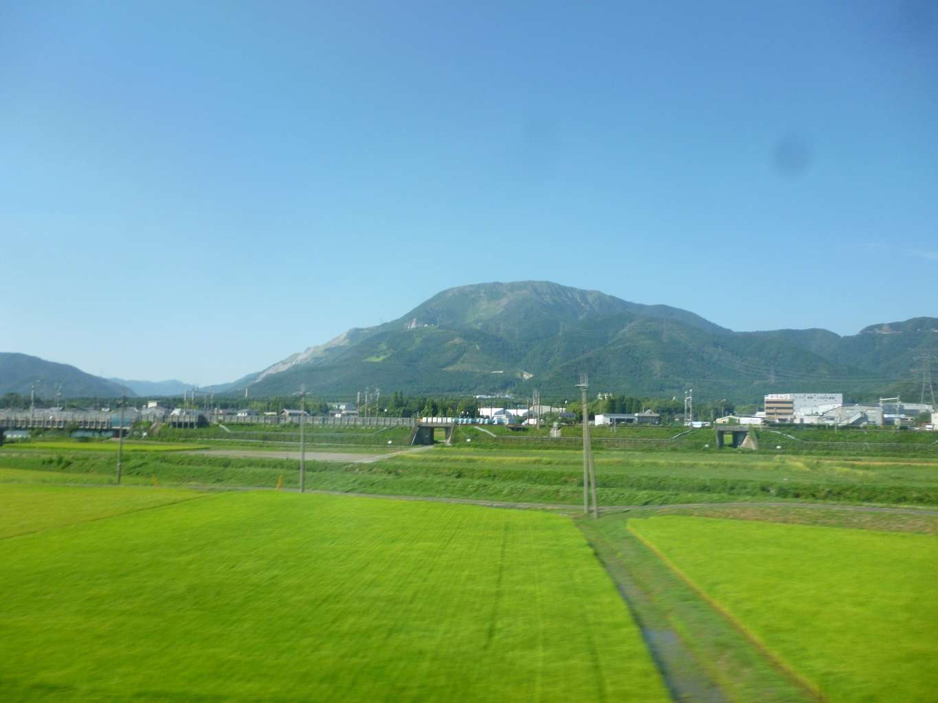 39.電車から伊吹山を望む