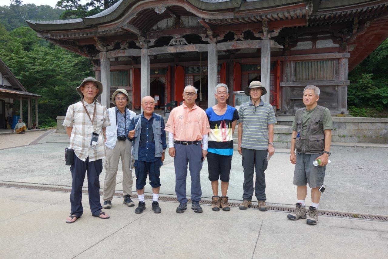 14. 本堂前で記念撮影②