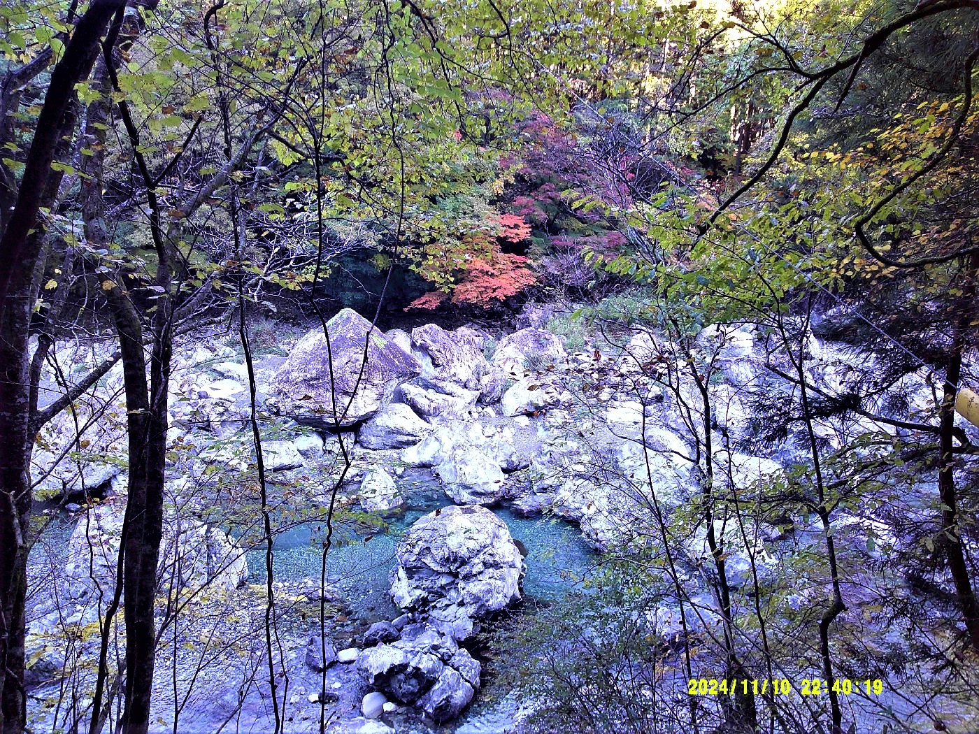 １１．巨岩だらけの渓谷