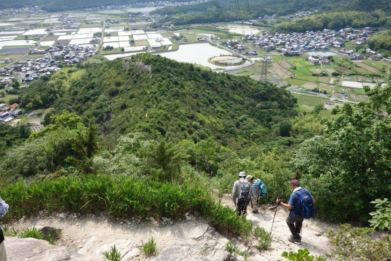 33. 中塚山を下る