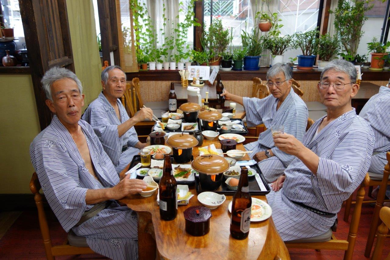 22. 明日の登山を前に楽しい夕食タイム①
