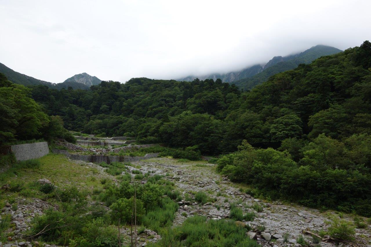 0725 大山寺橋から南光河原と雲がかかる大山を見る