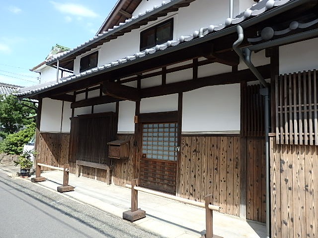 ⑪北庄司牛乳処理場の玄関も古い建物です