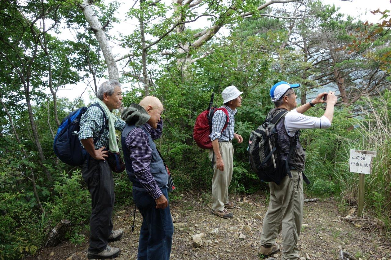 15. 灰形山から最終目的の湯槽谷山を望む