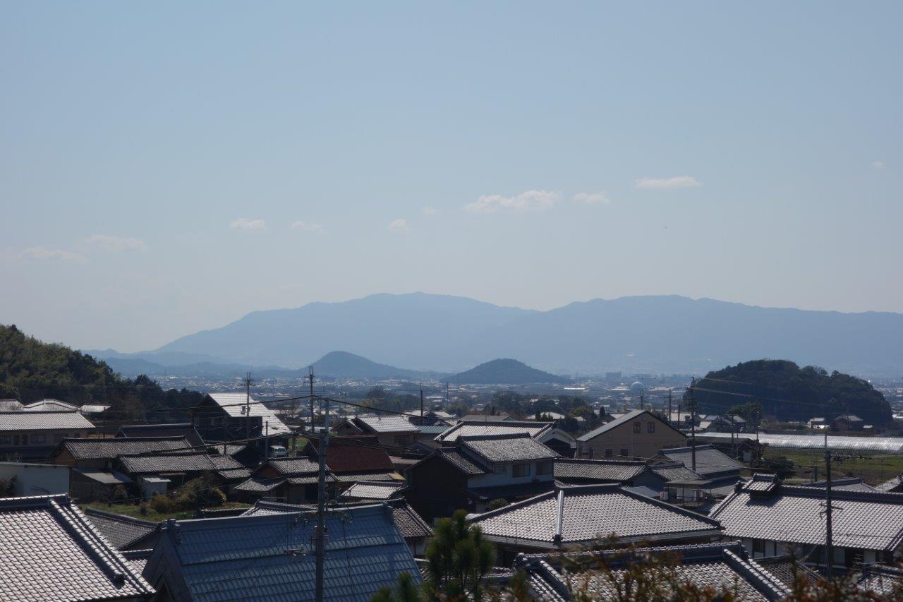32. 左：畝傍山、右：耳成山
