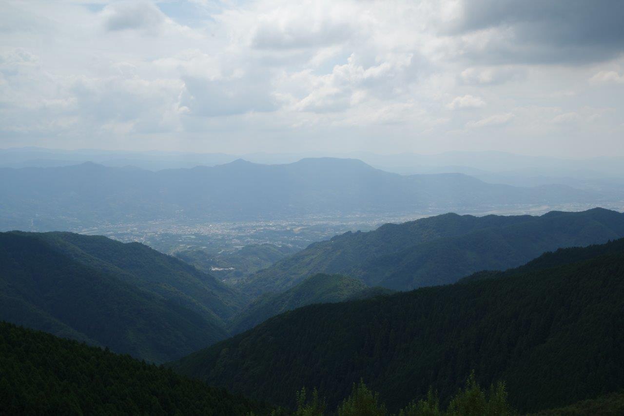 25. 展望台から龍門山を望む