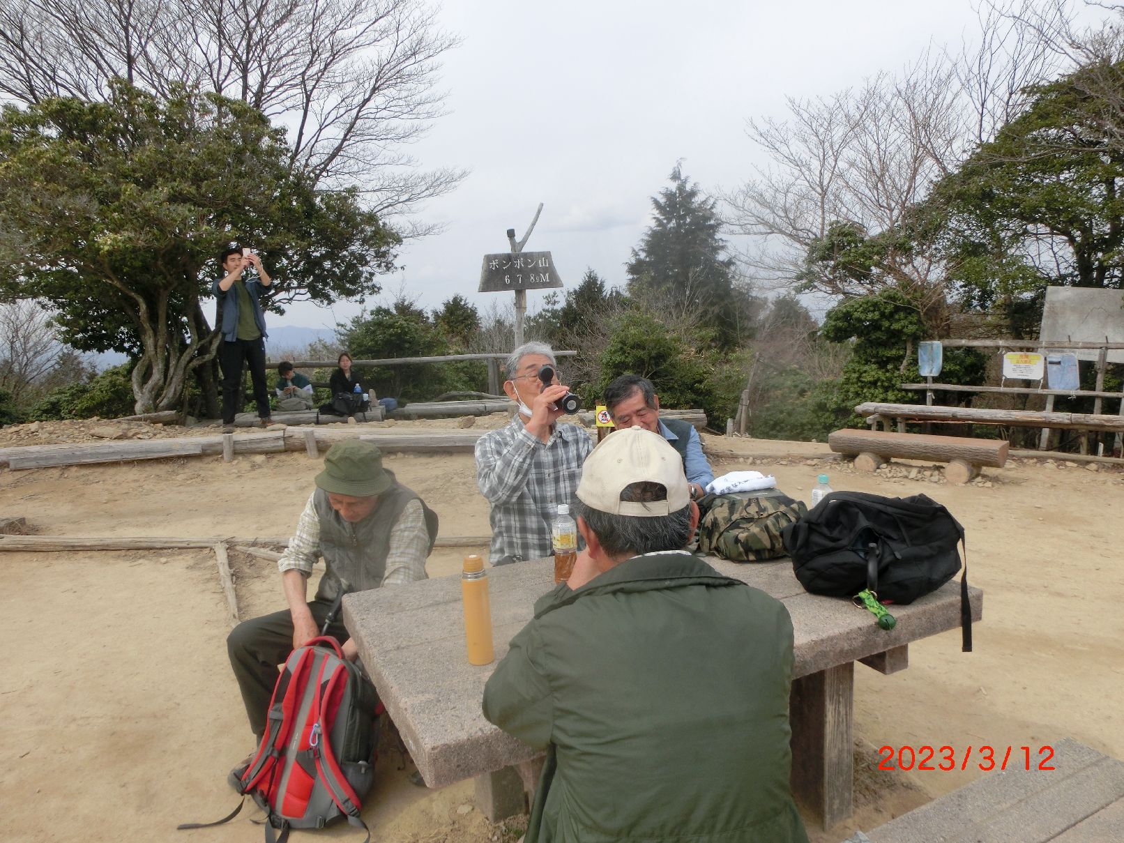 １５．ポンポン山山頂で昼食