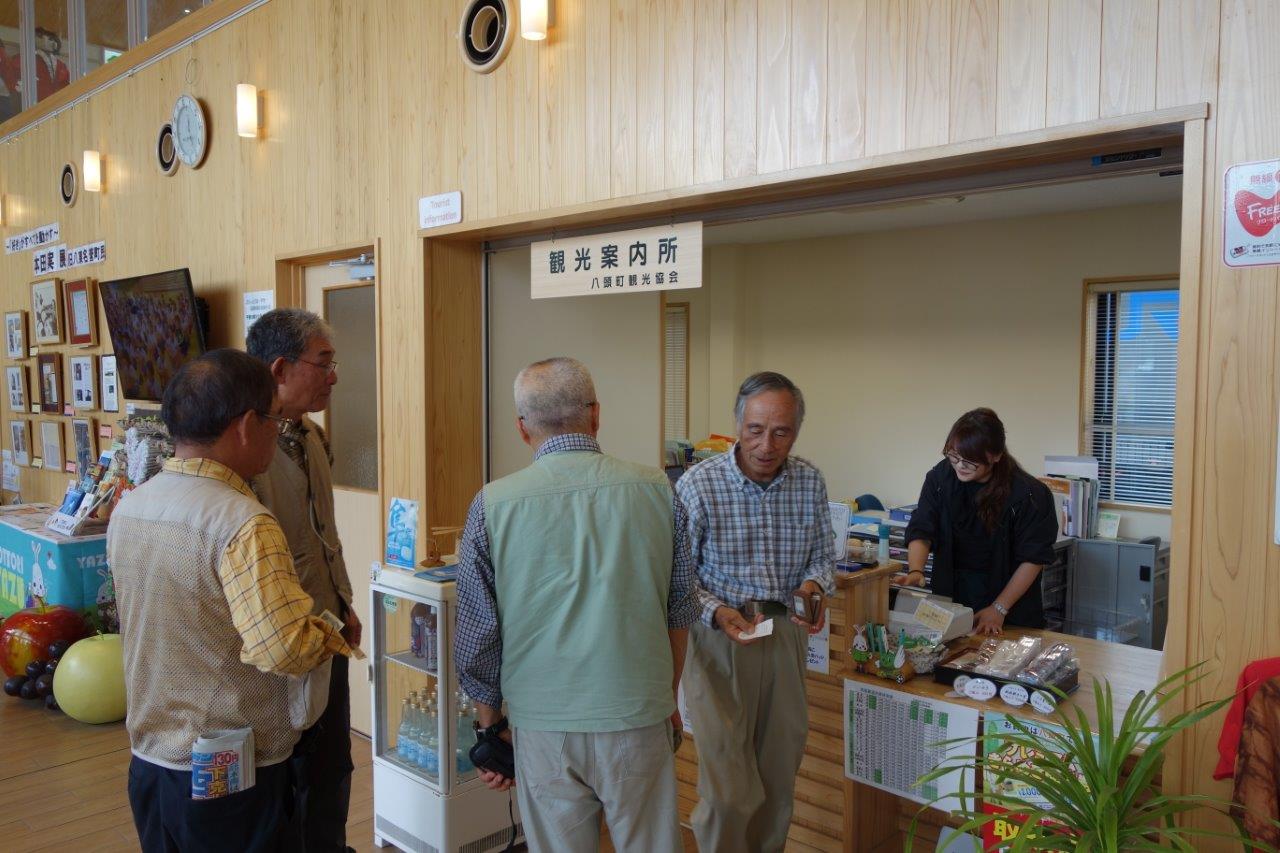 2. 観光案内所で若桜（わかさ）駅までの切符を購入