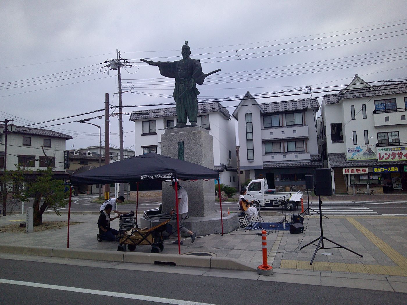 １．安土駅前の信長像