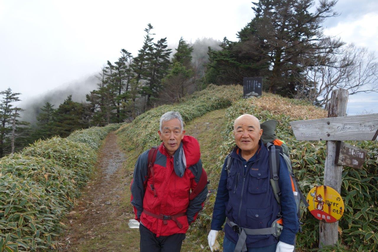 19. 殉難碑の前で