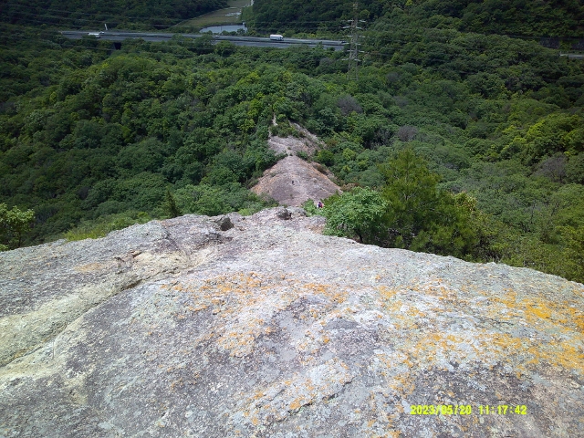 12．紅山山頂から見る紅山岩場下り