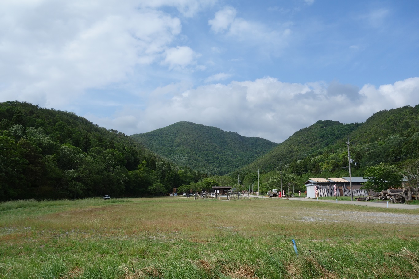 19. 資料館の先に小谷山が聳える