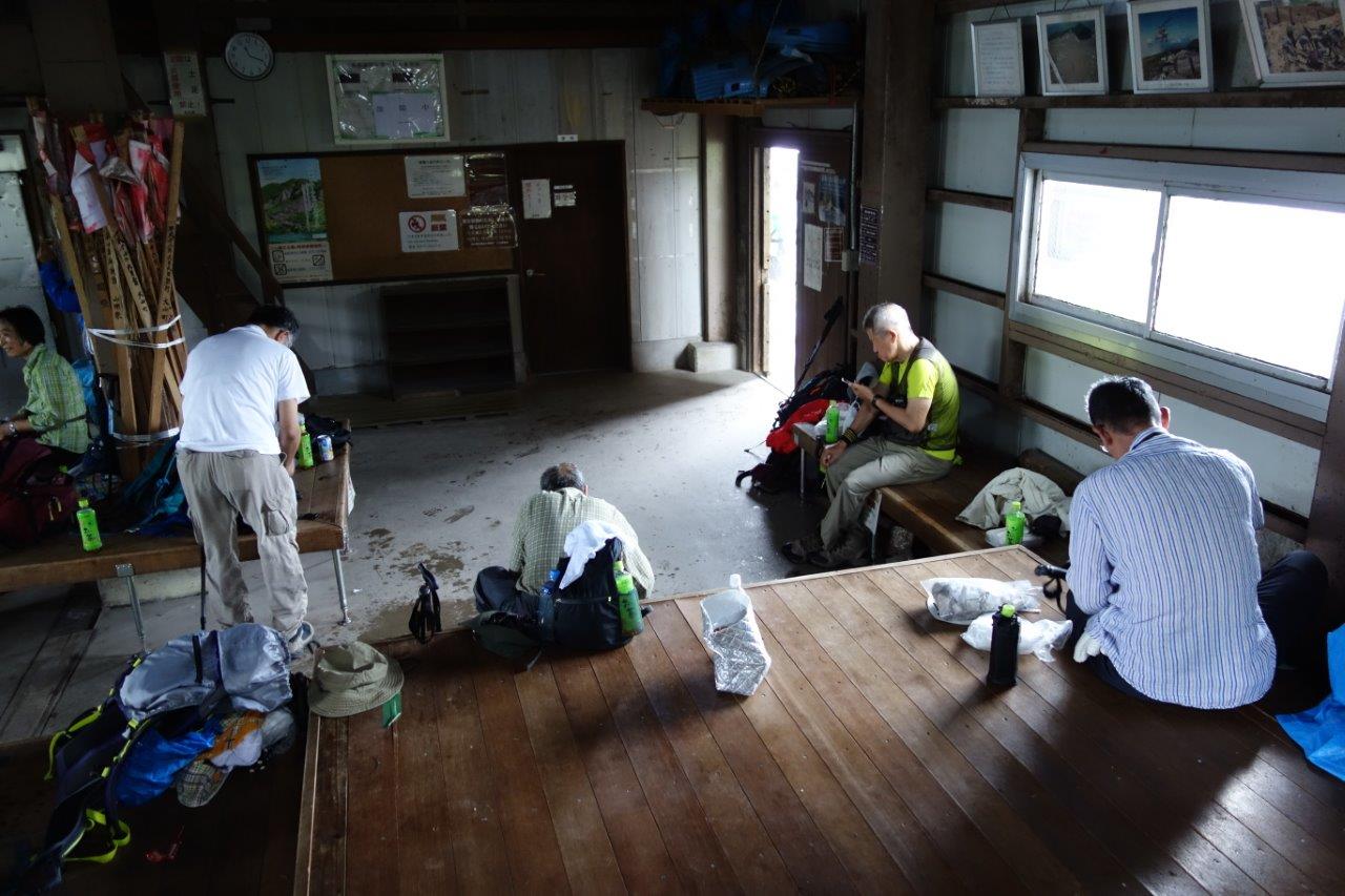 1124 悪天候のため、避難小屋で昼食休憩