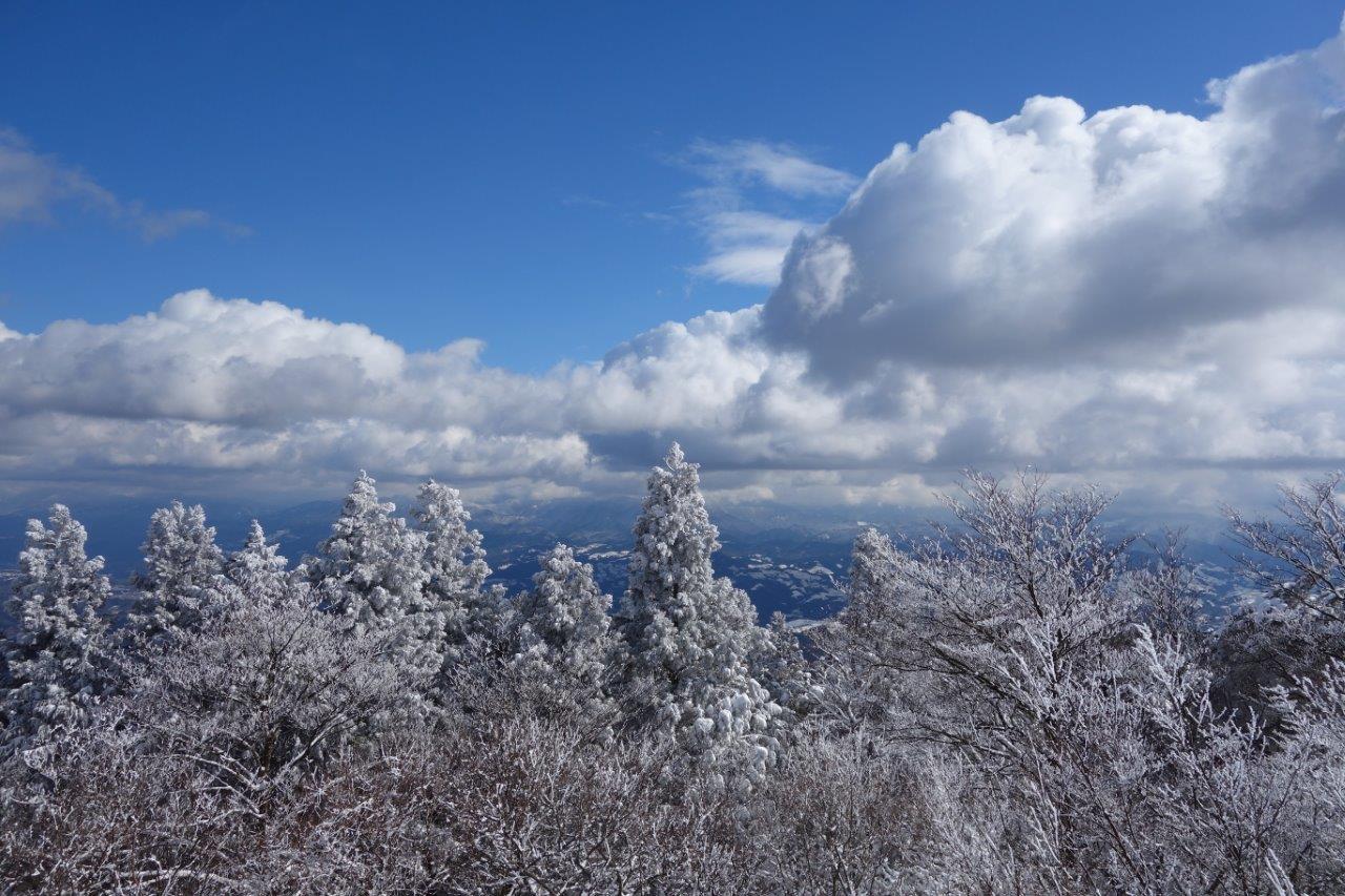 40. 展望台から大峰山系を見渡す