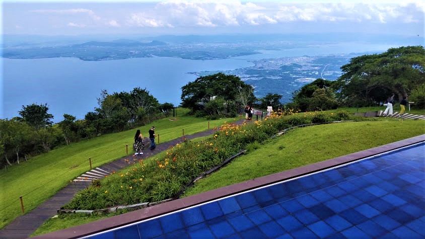 ２４．テラスカフェの庭園