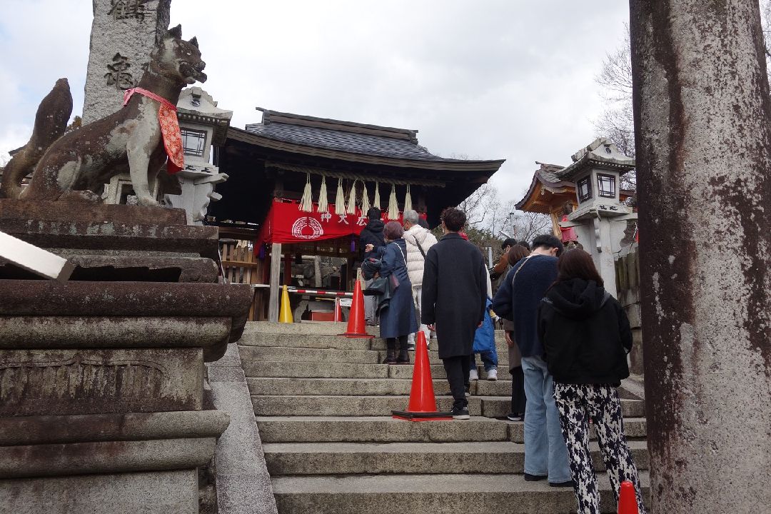 山頂に鎮座する上社神蹟（一ノ峰）