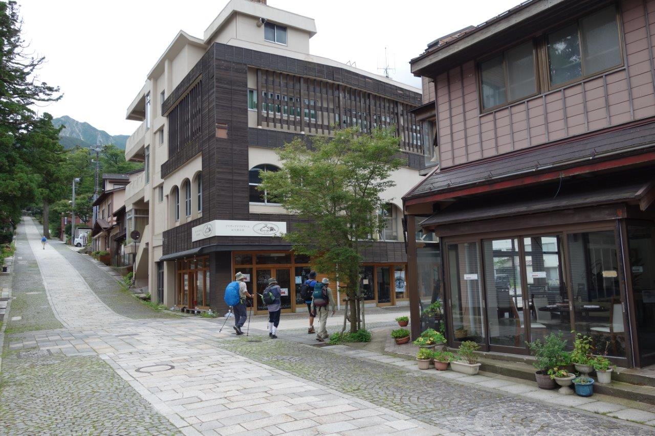 0721 参道を右折して登山口へ向かう