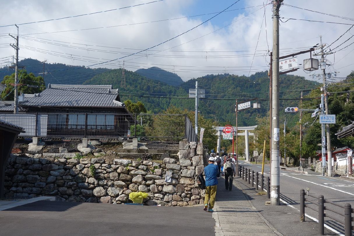 ２．緩やかな坂を登り始める、前に日吉大社の鳥居
