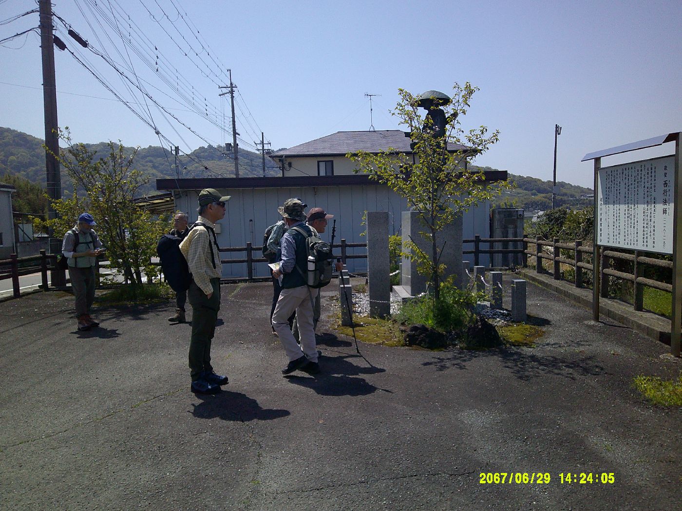 ３．西行法師像前にて