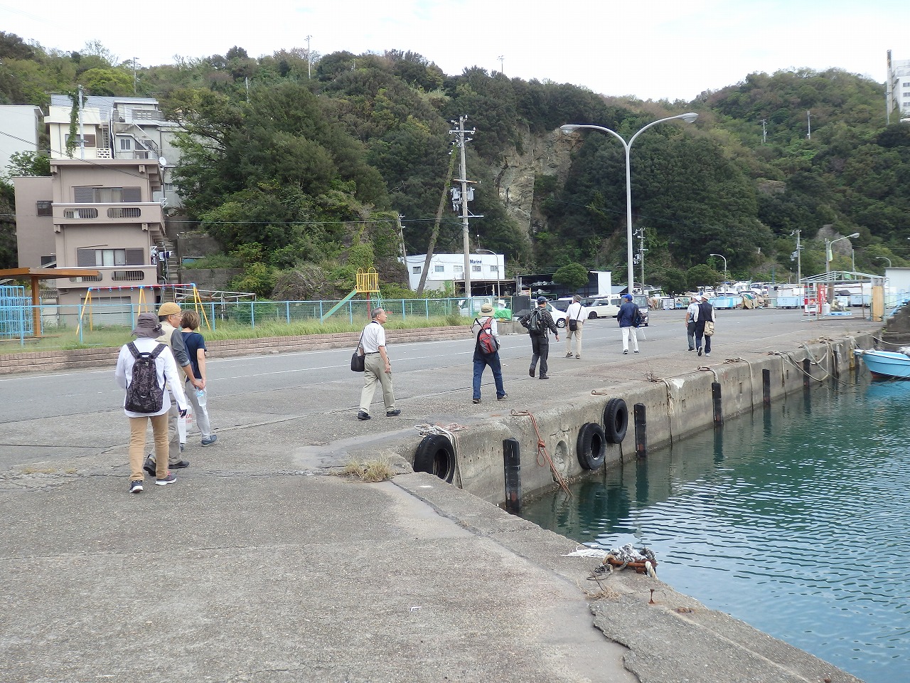 10、海岸沿いを歩いています