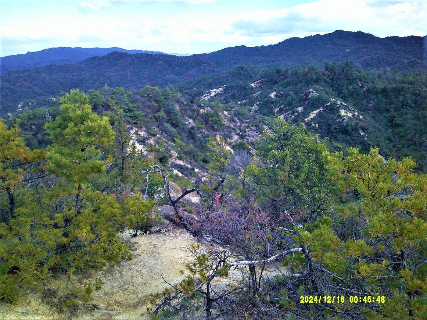 １７．砂地で滑りやすい登山道