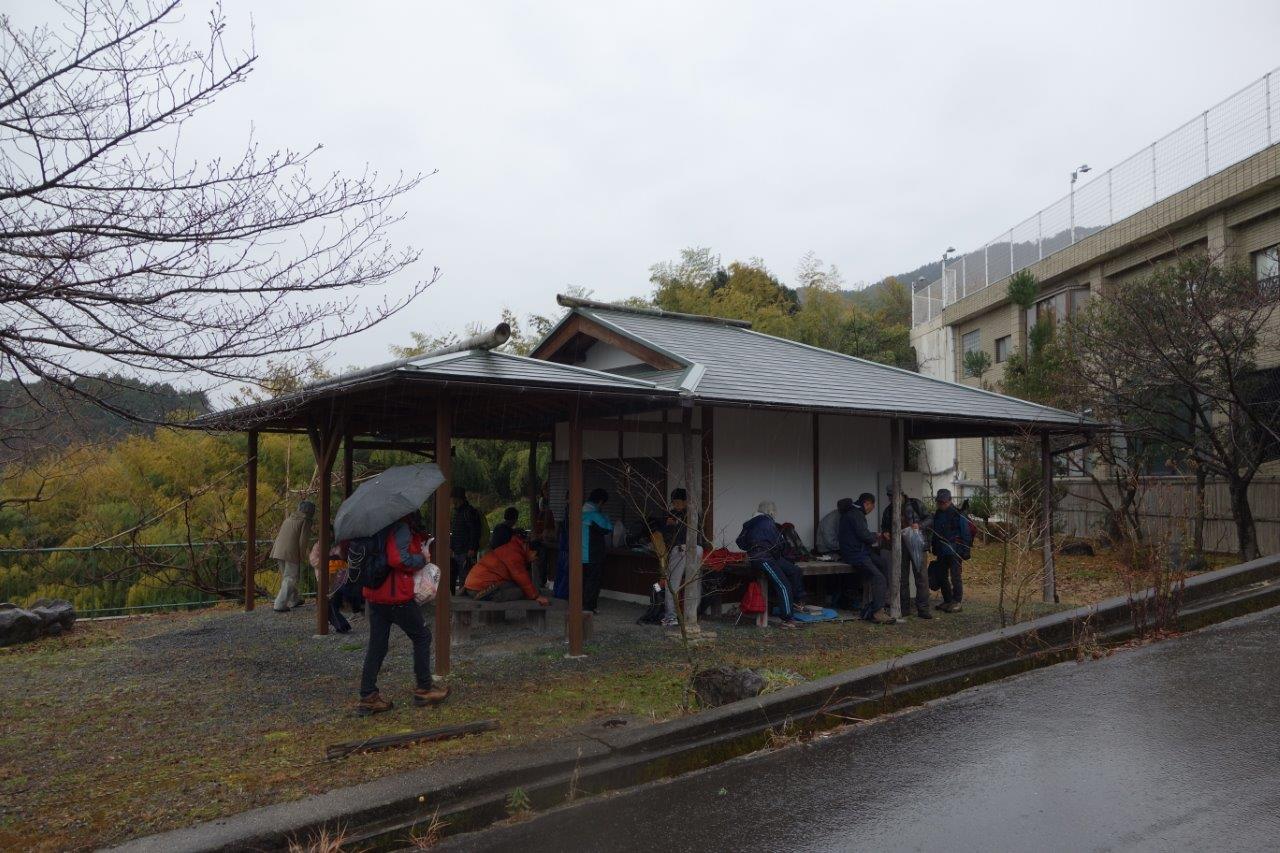 21. 　　1.5km手前で昼食タイム