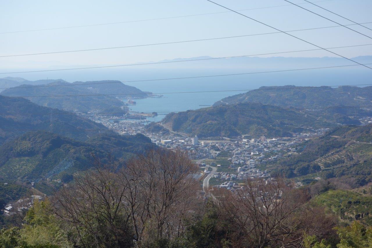 29. 眼下に下津港、遠くに淡路、沼島、四国が