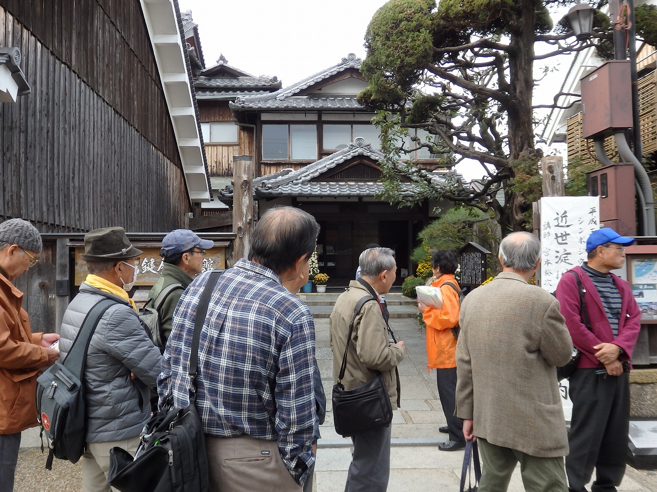 鍵屋資料館前で説明を聞く
