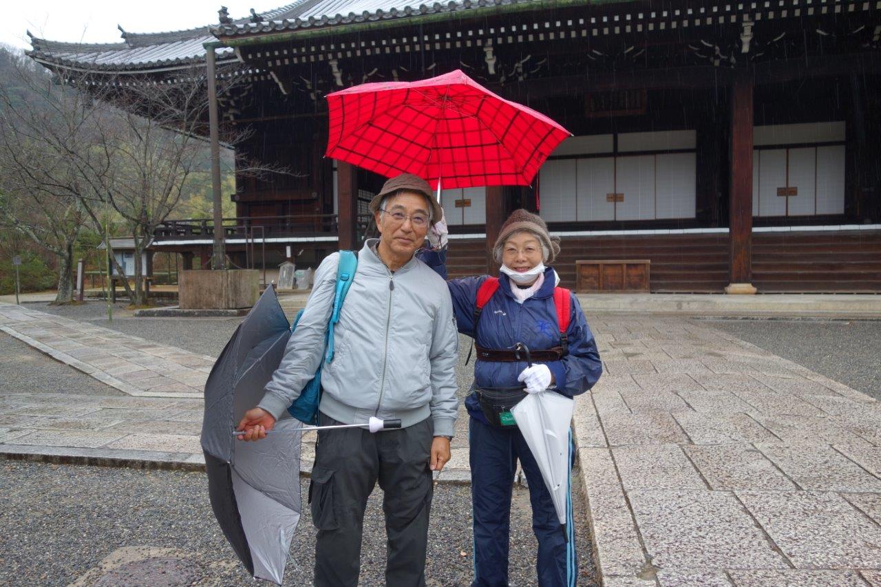 18. 御影堂の前で