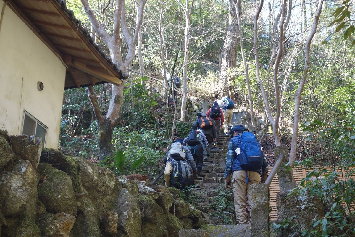 １３．門を潜ると直ぐに急坂