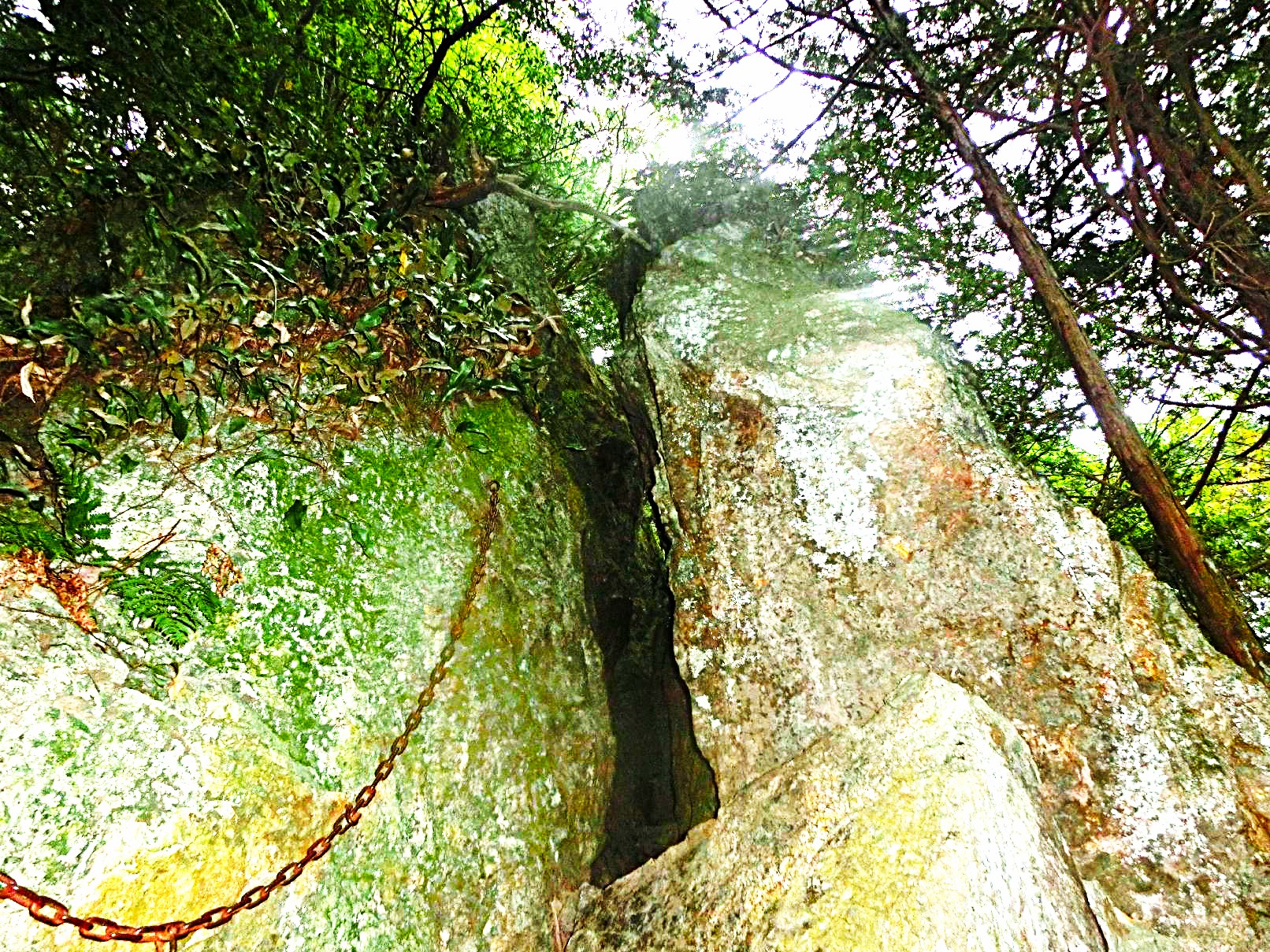 ６．割岩の通り抜け道