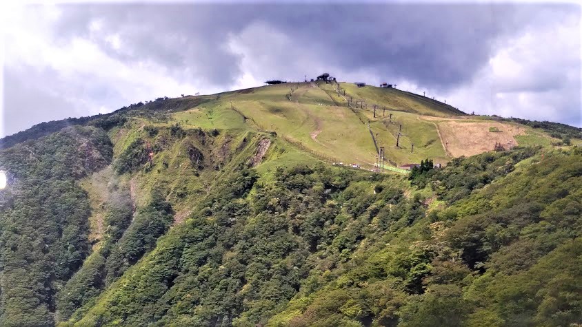 ５．ロープウェイから蓬莱山を望む