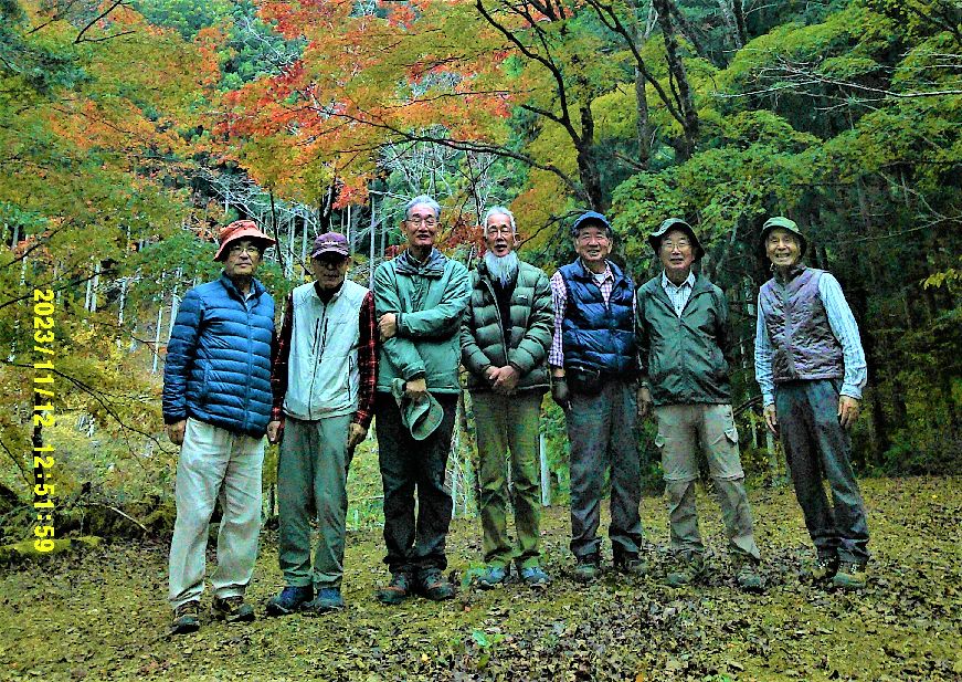 ２０．西行庵前にて