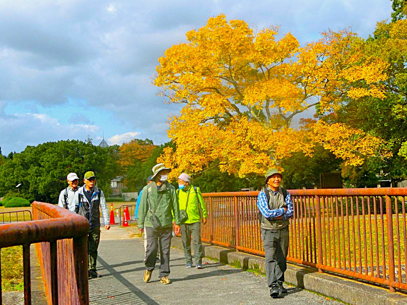 ６．紅葉の中を散策