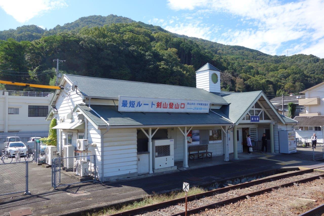 2. 貞光駅舎