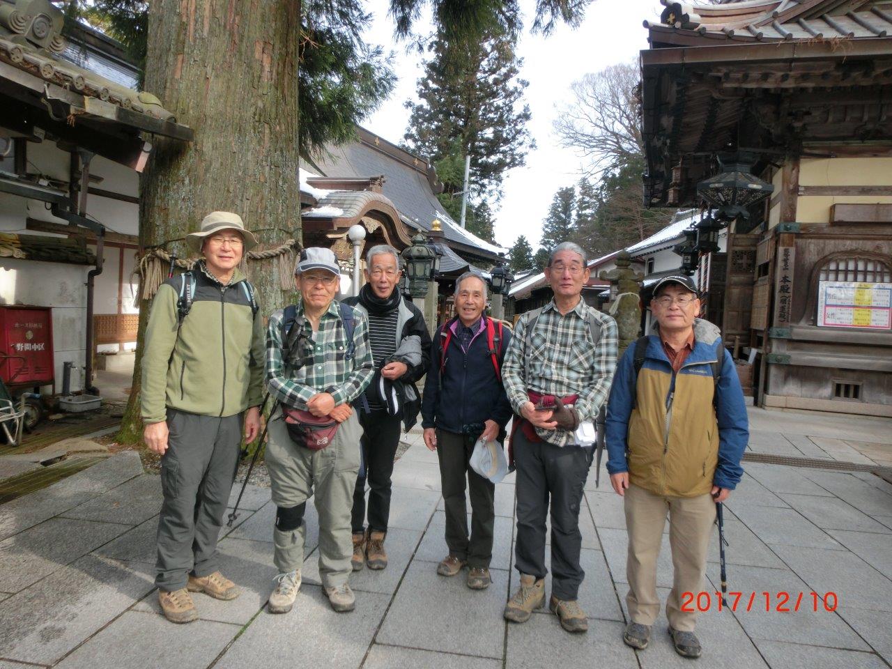 6. 妙見宮本殿前で