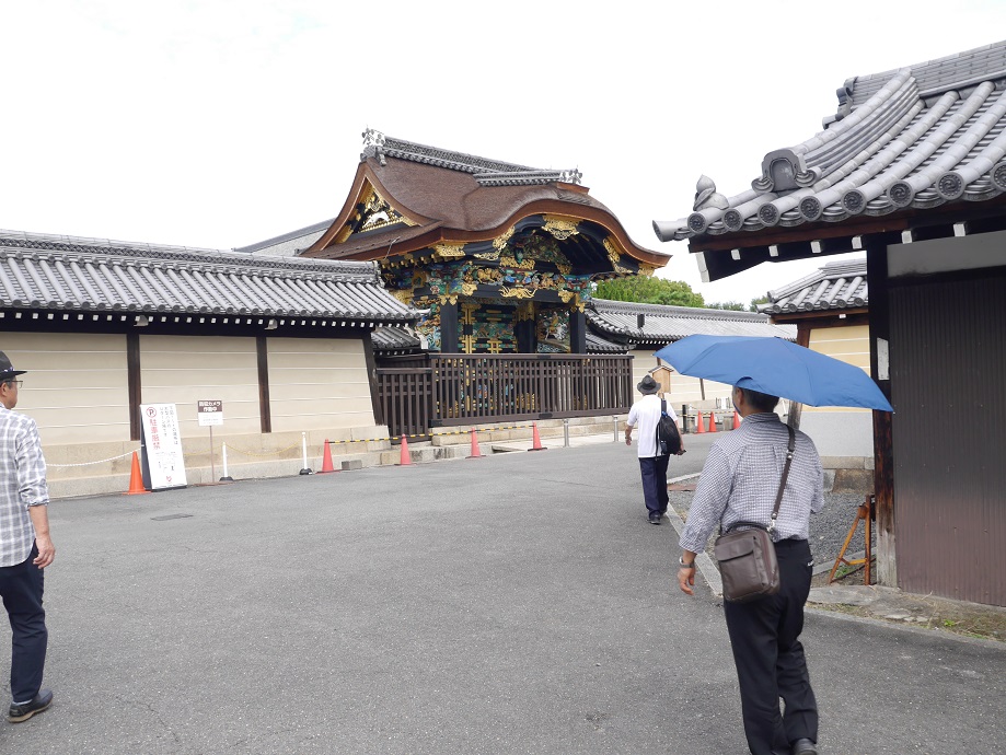 龍谷大学から国宝唐門へ移動