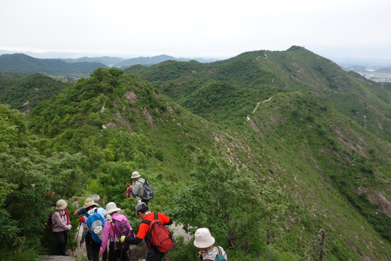 18. 目の前の東峰を越え、高御位山に向かう