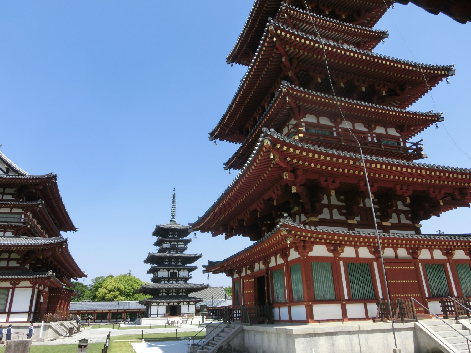⑦手前は西塔、奥は東塔