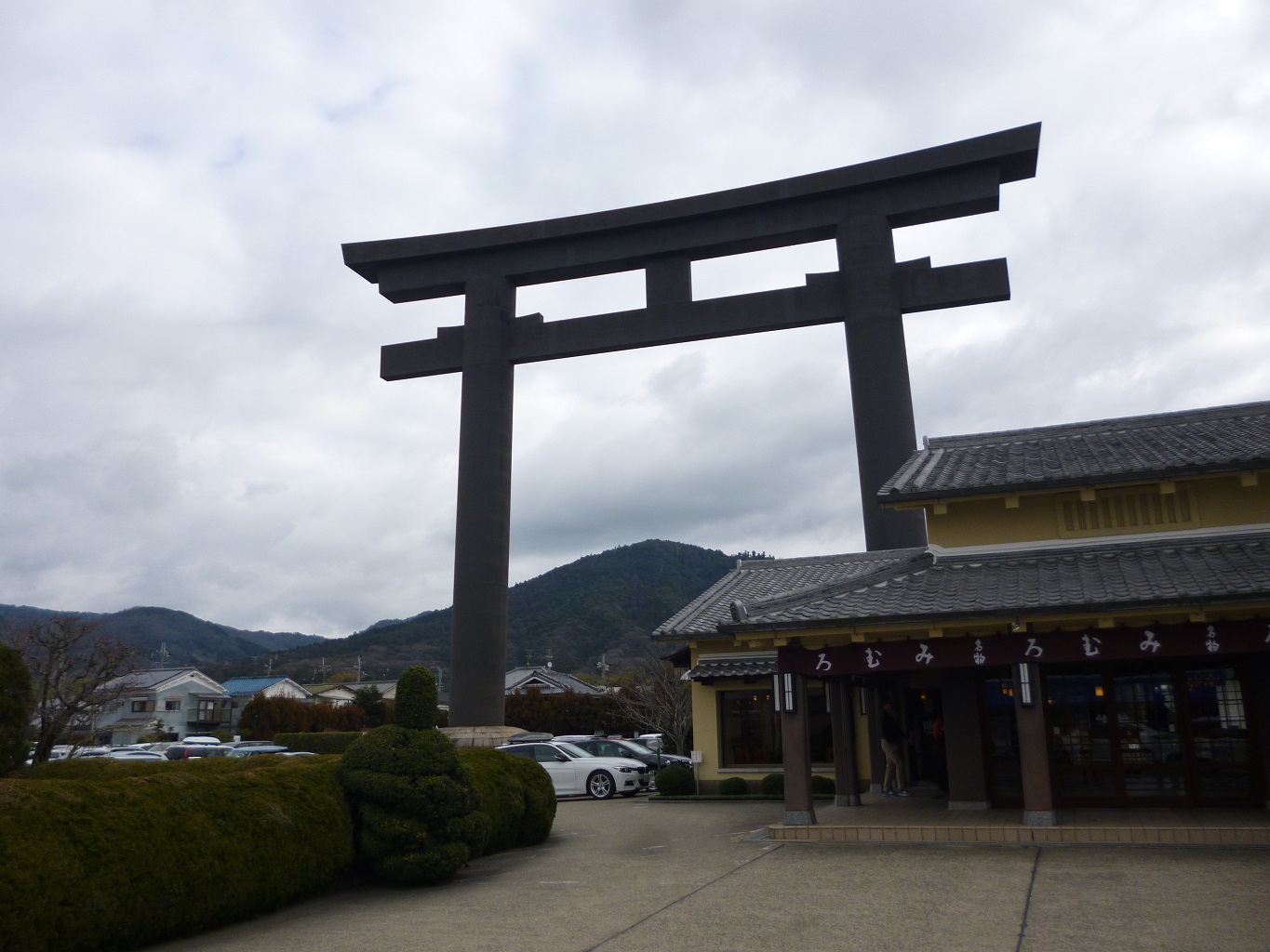 3. 大鳥居の中に見える三輪山