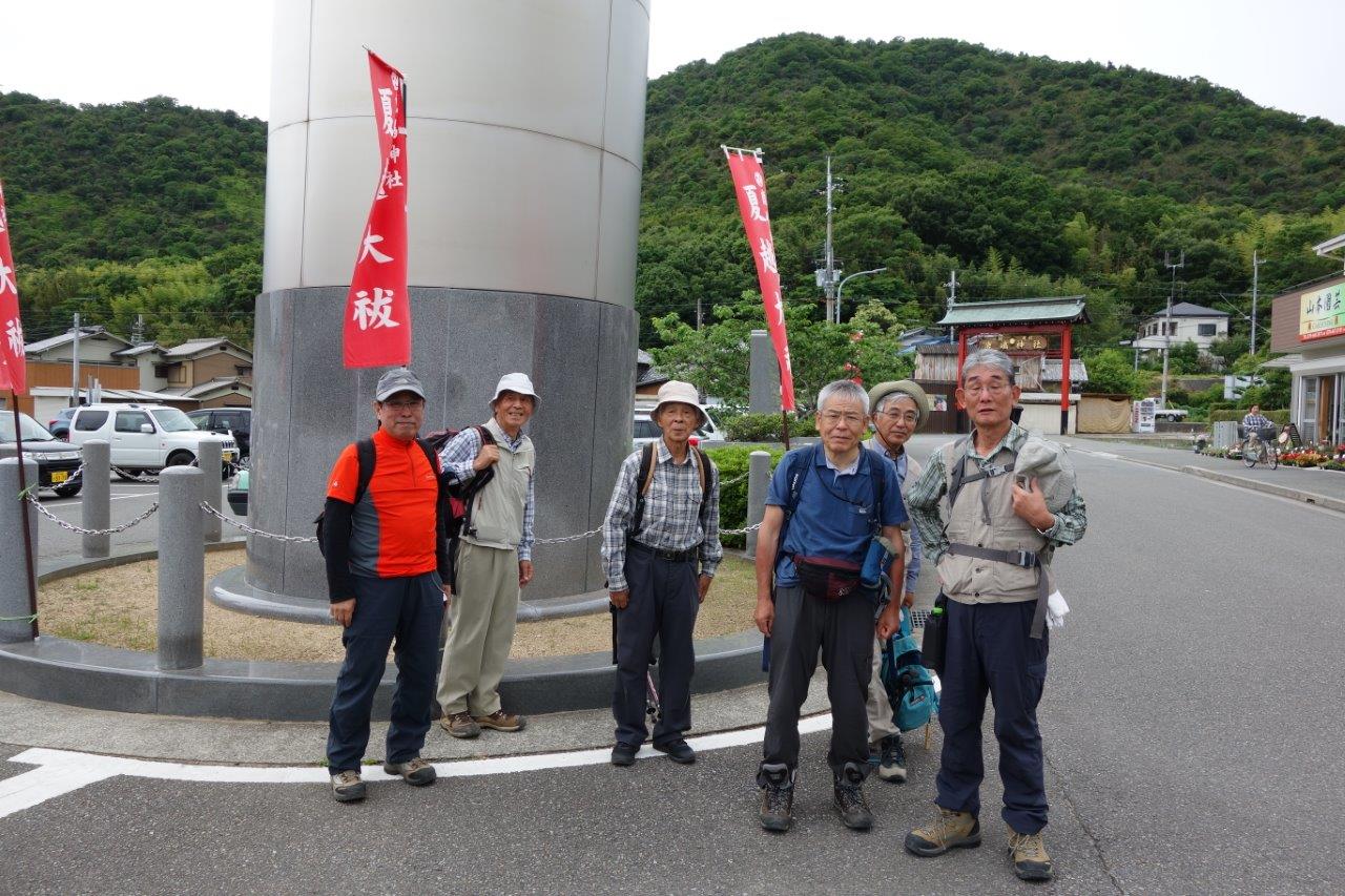 5. 大鳥居の下で