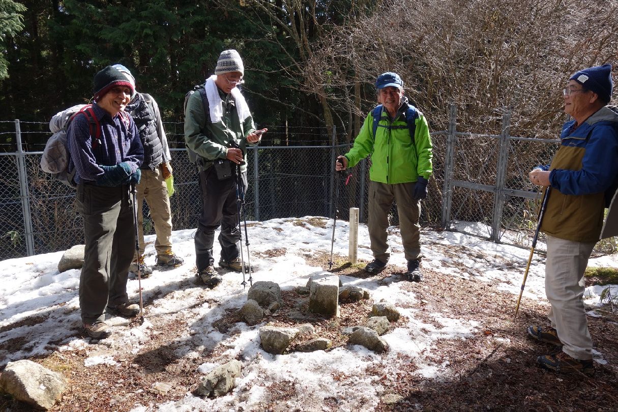 １９．湧出岳の一等三角点を囲んで
