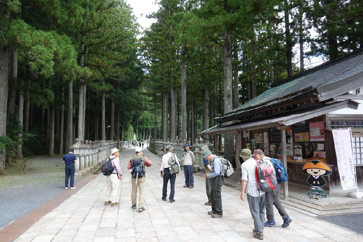 １．さあ、スタート。先ずは奥の院で安全祈願