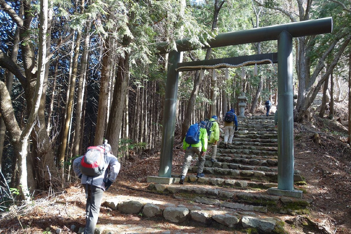 ２．千早神社の鳥居を過ぎる
