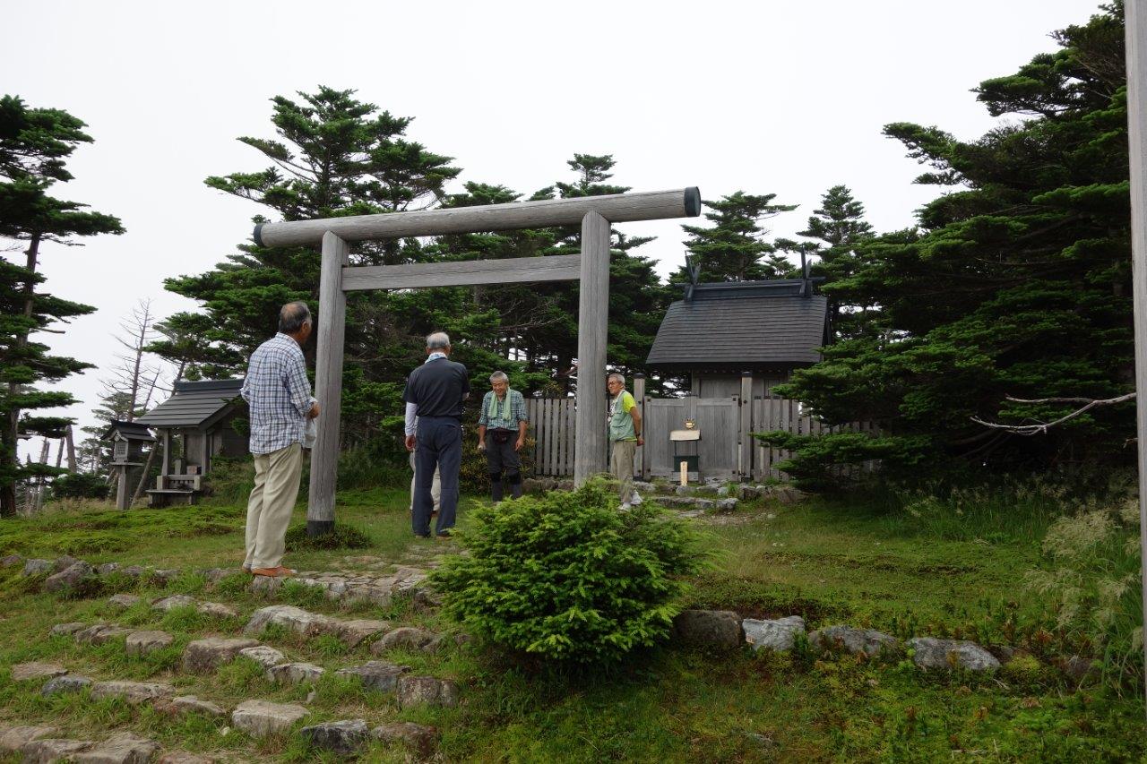 29. 弥山山頂の神社にて
